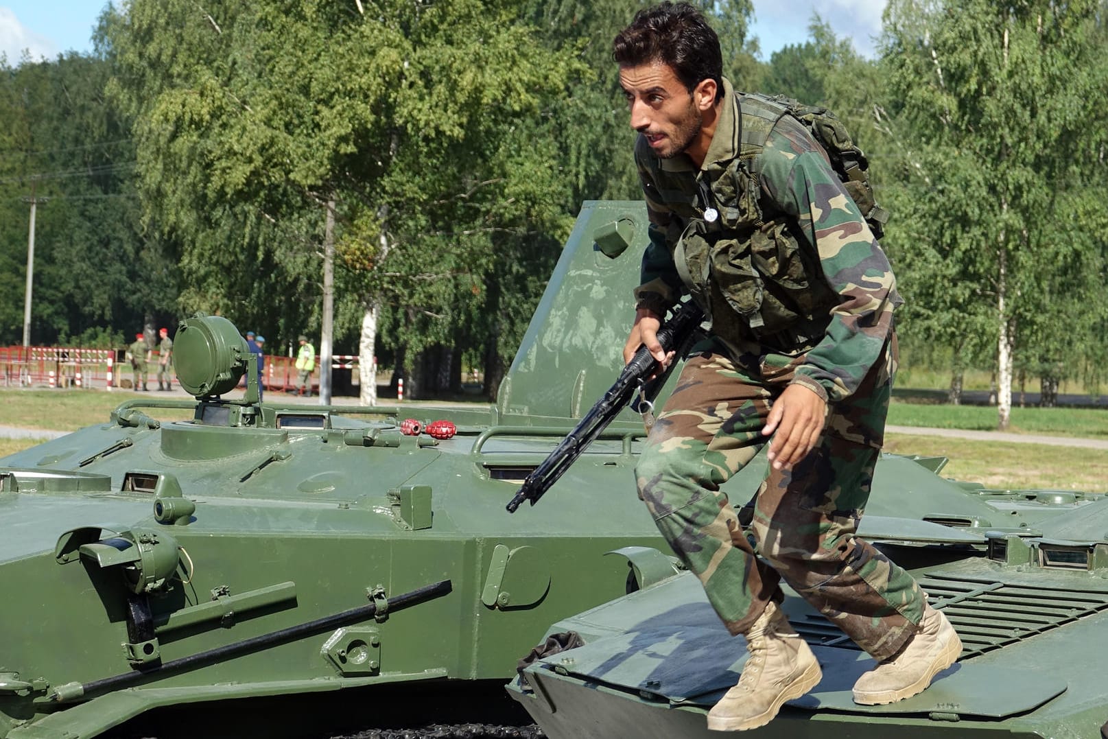 Iranischer Fallschirmjäger auf Schützenpanzer: Bei den Internationalen Armeespielen in Russland treten Soldaten in Wettbewerben gegeneinander an.