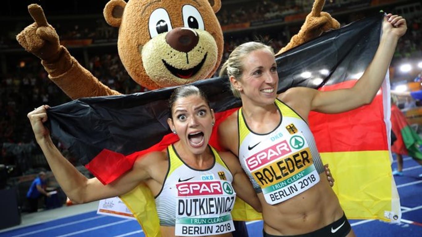 Silbermedaillengewinnerin Pamela Dutkiewicz (l) jubelt mit Cindy Roleder, die Bronze über 100 Meter Hürden holte.