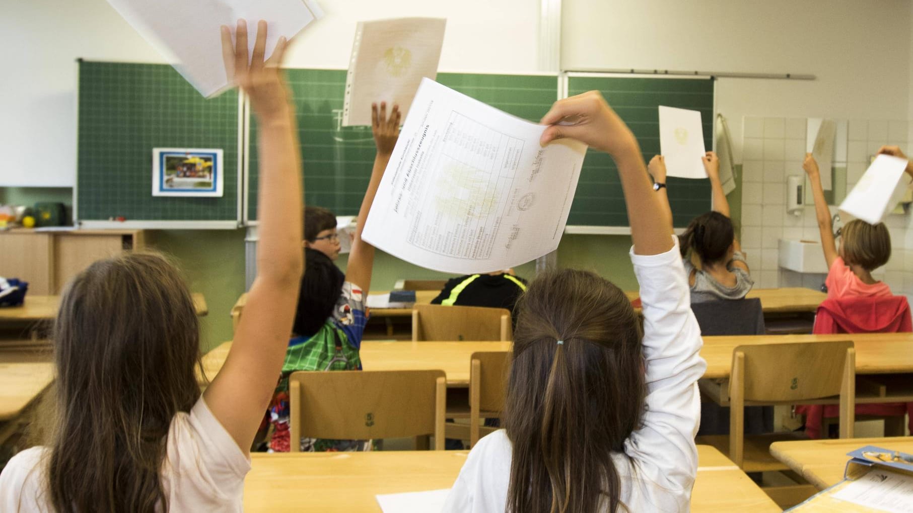 An deutschen Schulen fehlen Lehrer: Die Bundesländer versuchen zu reagieren – der Erfolg ist vielerorts begrenzt. Experten kritisieren die späte Reaktion der Politik.