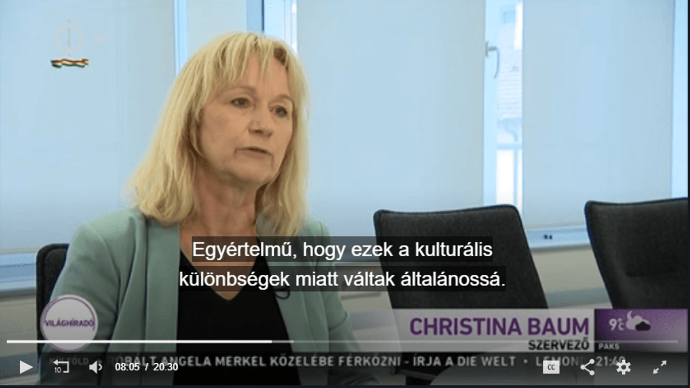 Christina Baum im ungarischen Fernsehen: Die AfD-Politikerin wird als Veranstalterin vorgestellt.