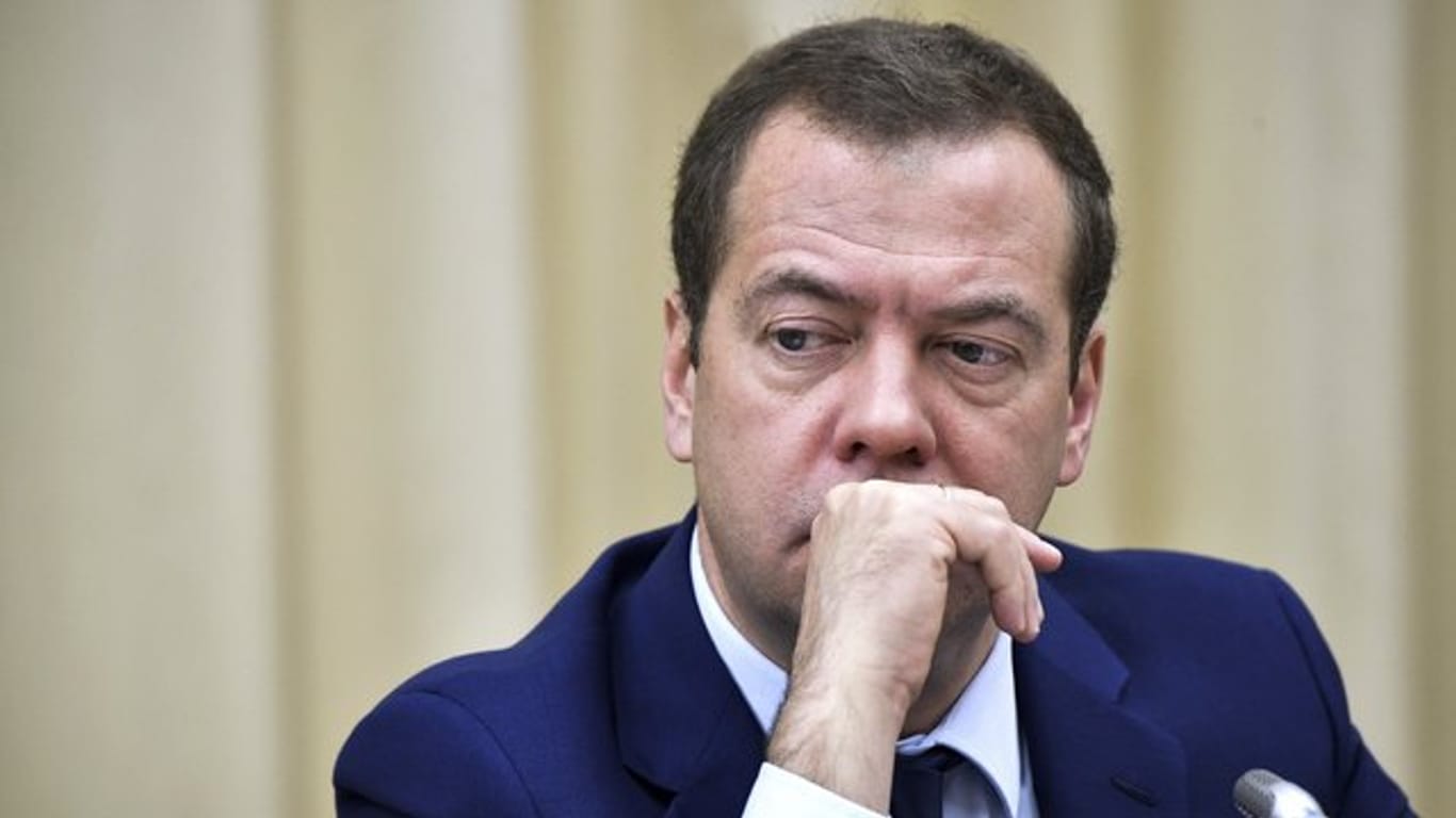 "Auf einen solchen Krieg müssen wir mit ökonomischen, politischen und falls nötig auch anderen Methoden reagieren", sagt Medwedew.