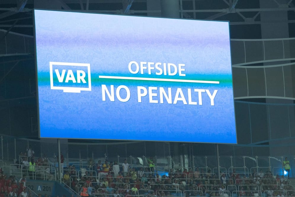 Eine Texttafel klärt die Zuschauer bei der WM über das Urteil des Videoschiedsrichters auf: Kein Elfmeter.