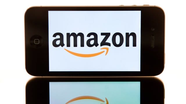 Amazon-Logo auf einem Smartphone: Derzeit kursieren Phishing-Mails gegen den Online-Händler im Netz.