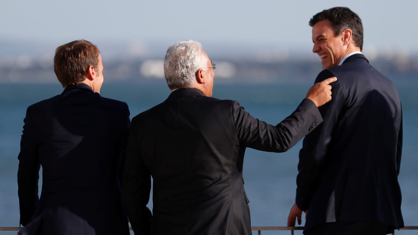 Spanien Premierminister Pedro Sanchez (r.), mit Frankreichs Präsident Emmanuel Macron (l.) und Portugals Premier Antonio Costa (m.): Der Sozialist ist wie der Liberale Macron und der Sozialist Costa ein neuer Verbündeter Merkels.