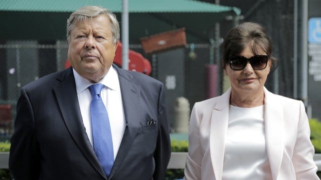 Viktor und Amalija Knavs, die slowenischen Eltern von US-Präsidentengattin Melania Trump, sind jetzt Amerikaner. Viktor und Amalija Knavs, die slowenischen Eltern von US-Präsidentengattin Melania Trump, sind jetzt Amerikaner.