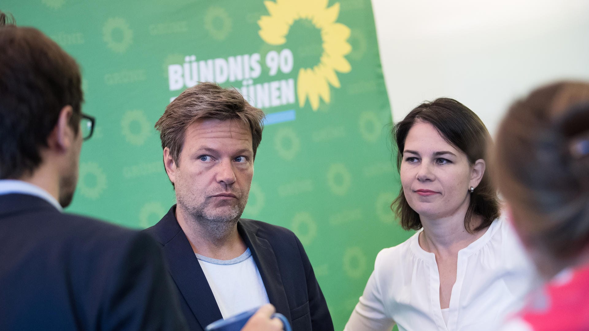 Die Bundesvorsitzenden der Grünen, Robert Habeck und Annalena Baerbock, unterhalten sich mit Parteikollegen: Die Grünen dürfen sich über eine steigende Wählergunst freuen.