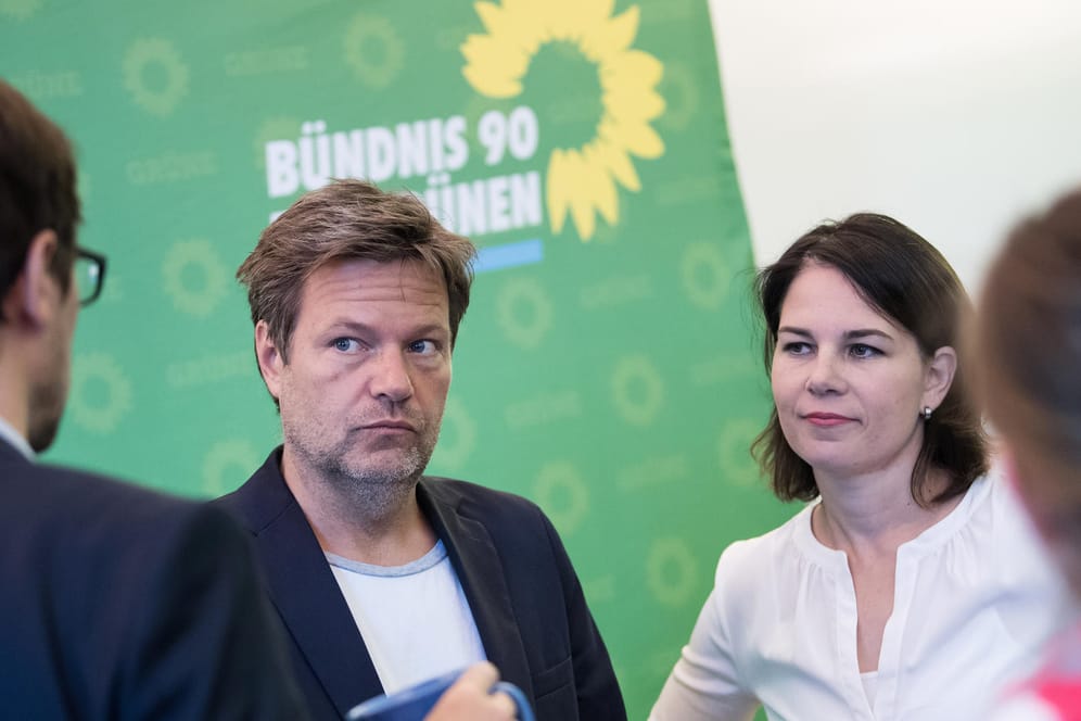 Die Bundesvorsitzenden der Grünen, Robert Habeck und Annalena Baerbock, unterhalten sich mit Parteikollegen: Die Grünen dürfen sich über eine steigende Wählergunst freuen.