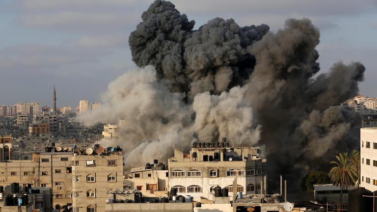 Hamas-Ziele angegriffen: Rauch steigt nach einem israelischen Bombardement in Gaza-Stadt auf.