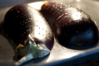 Auberginen sticht man vor dem Garen am besten rundherum mit der Gabel ein - anderenfalls könnten sie im Ofen platzen.
