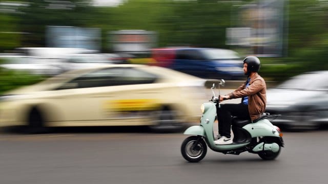 Roller sollten auf der Straße immer mittig fahren.