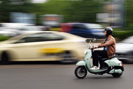 Roller sollten auf der Straße immer mittig fahren.
