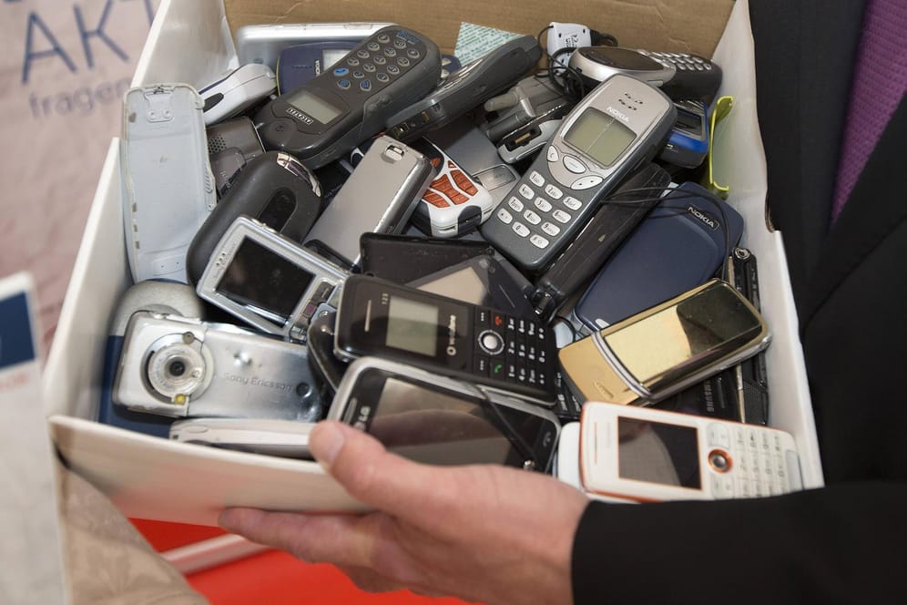 Elektroschrott: Laut Gesetz müssen stationäre Geschäfte kleinere, ausgediente Elektrogeräte wie Smartphones kostenlos zurücknehmen.