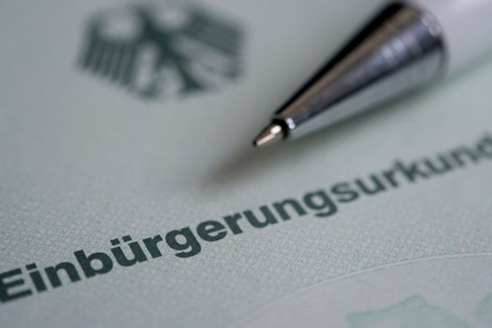 In Deutschland behalten sechs von zehn Eingebürgerten ihre alte Staatsbürgerschaft.