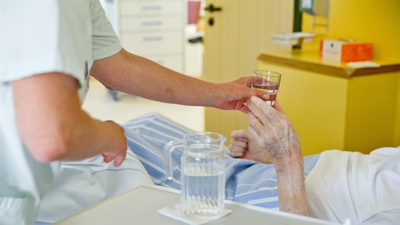 In deutschen Krankenhäusern schützen Mitarbeiter sich und Patienten zu wenig gegen das Grippe-Risiko.