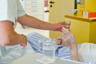In deutschen Krankenhäusern schützen Mitarbeiter sich und Patienten zu wenig gegen das Grippe-Risiko.