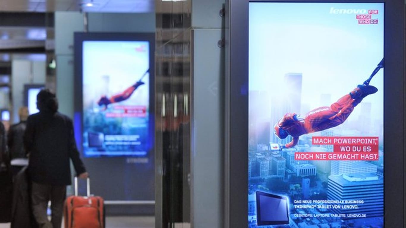 Werbebildschirme stehen im Hauptbahnhof in Köln: Google will laut einem Pressebericht Außenwerbung in Deutschland betreiben.