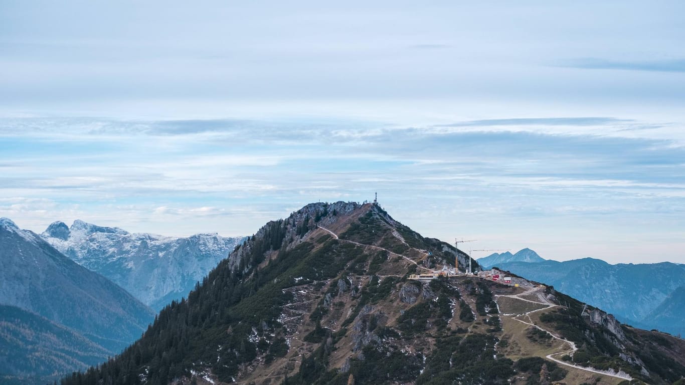 Die Berchtesgadener Alpen: Auf einer Wanderung auf den Berchtesgadener Alpen ist ein Mann bei einer Wanderung nach einem Herzinfarkt schwer gestürzt und verstorben.