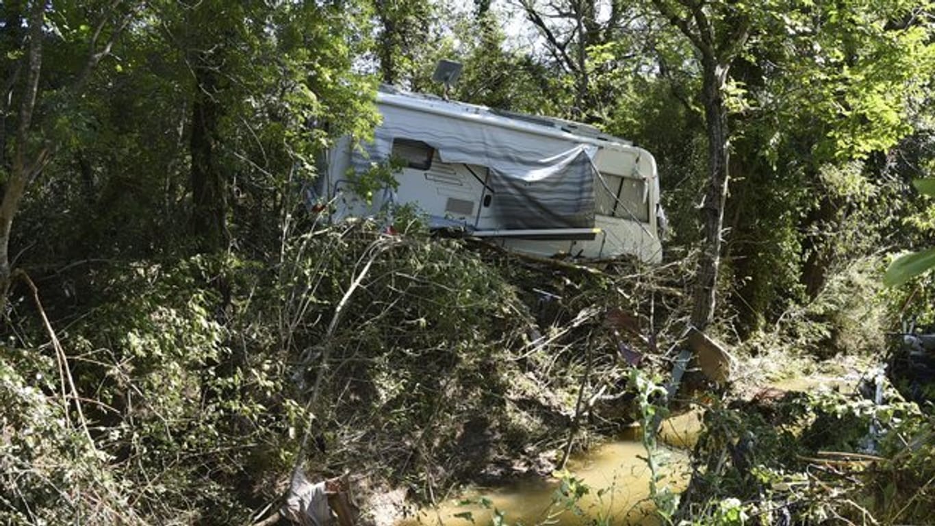 Ein bei den Überschwemmungen beschädigter Wohnwagen in Frankreich.