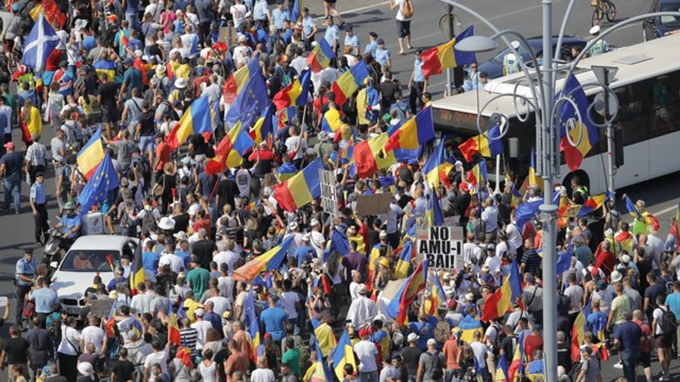 Demonstranten haben in Bukarest den Verkehr vor dem Regierungssitz blockiert.