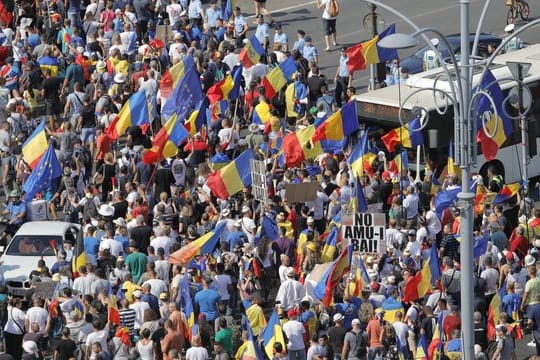 Demonstranten haben in Bukarest den Verkehr vor dem Regierungssitz blockiert.