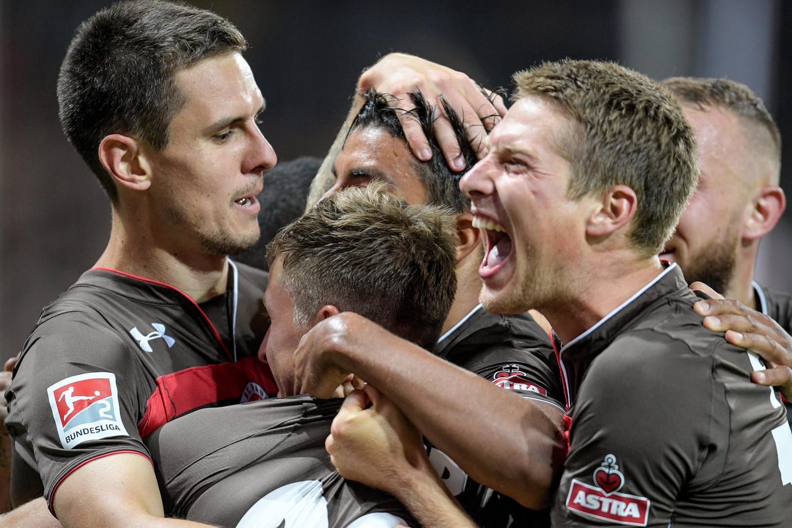 Spitzenreiter: Die Pauli-Spieler jubeln.