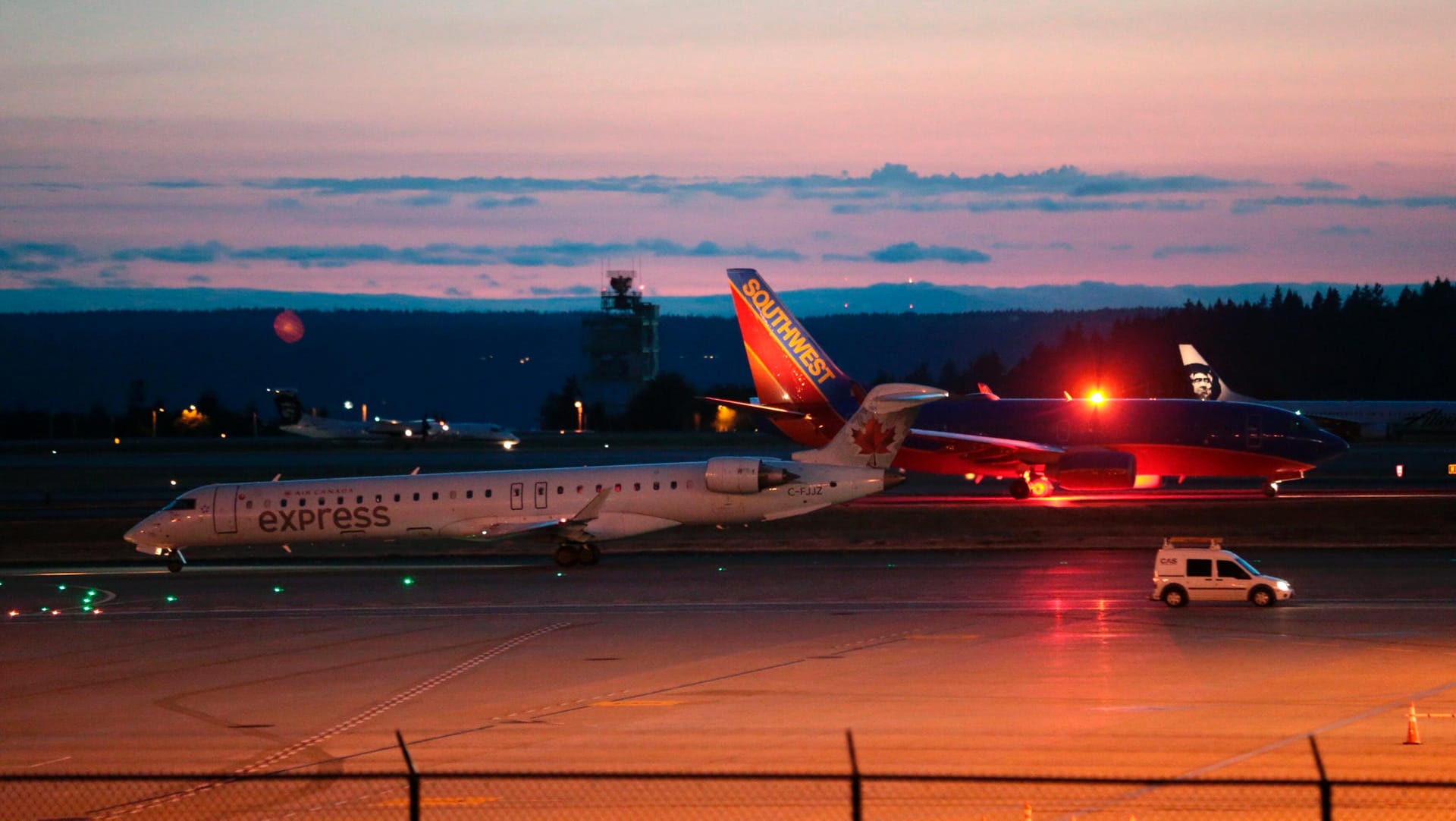 Flugzeuge am Sea-Tac International Airport in Seattle: Nach Angaben von Alaska Airlines handelte es sich bei der gekaperten Maschine um eine zweimotorige Turboprop vom Typ Q400.