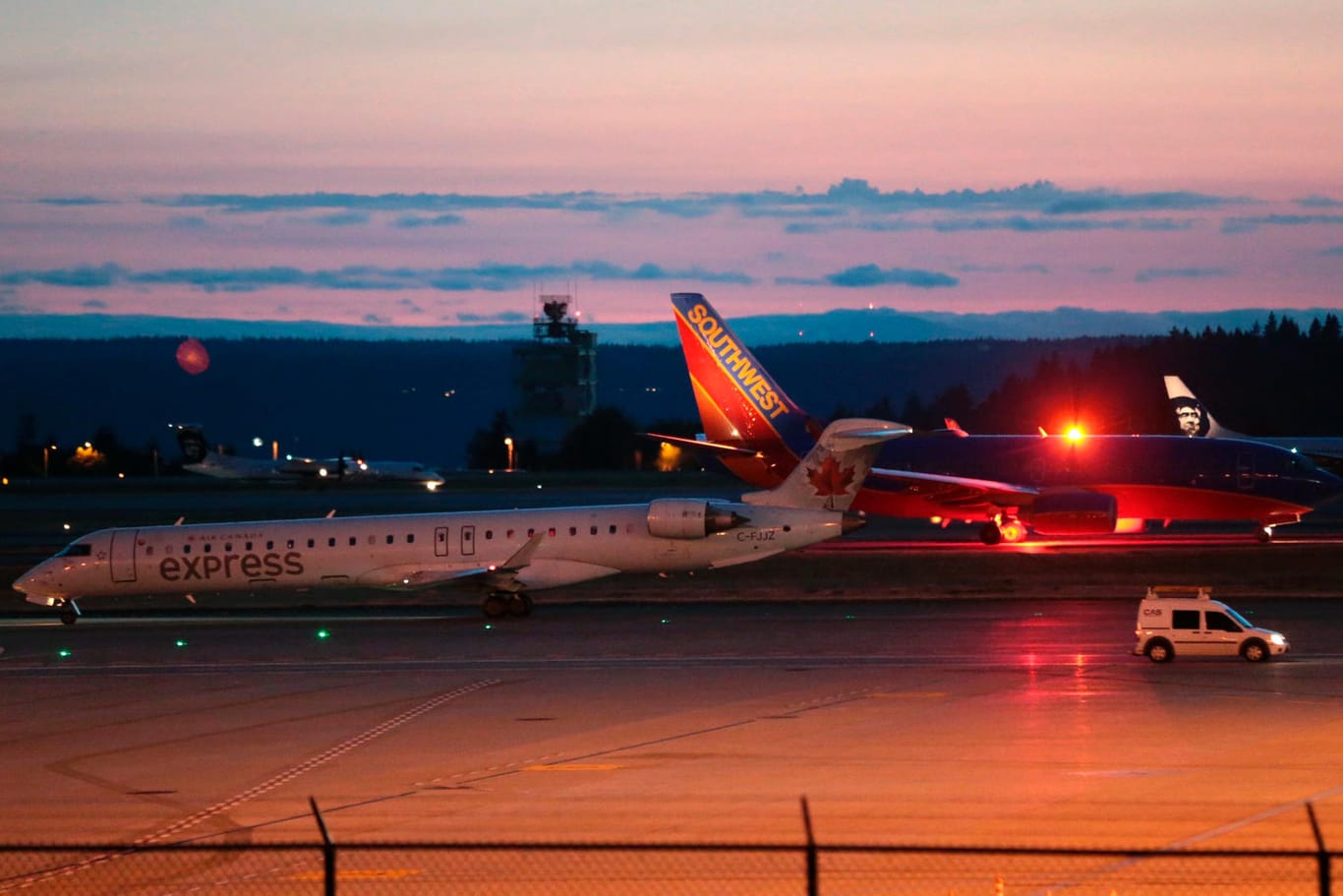Flugzeuge am Sea-Tac International Airport in Seattle: Nach Angaben von Alaska Airlines handelte es sich bei der gekaperten Maschine um eine zweimotorige Turboprop vom Typ Q400.