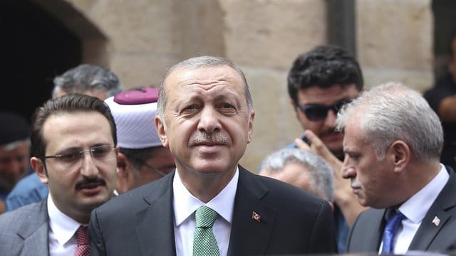 Der türkische Präsident Erdogan hat die USA vor einer weiteren Eskalation der Währungskrise gewarnt. Der türkische Präsident Erdogan hat die USA vor einer weiteren Eskalation der Währungskrise gewarnt.