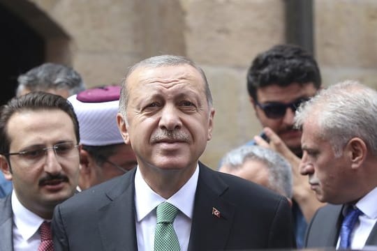 Der türkische Präsident Erdogan hat die USA vor einer weiteren Eskalation der Währungskrise gewarnt.