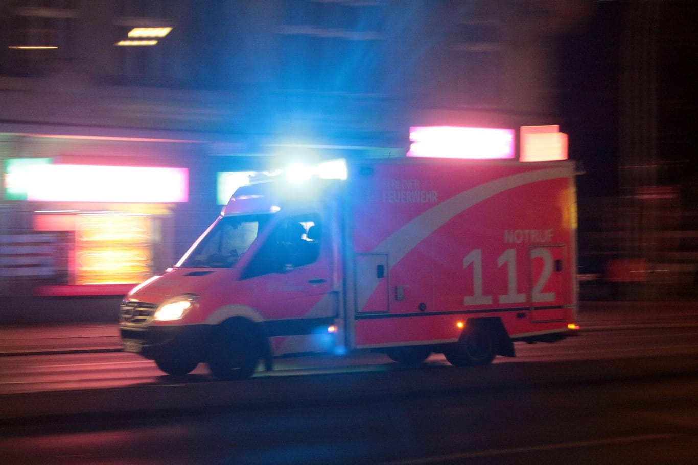 Rettungswagen der Feuerwehr während einer Einsatzfahrt Spandau. (Symbolfoto)