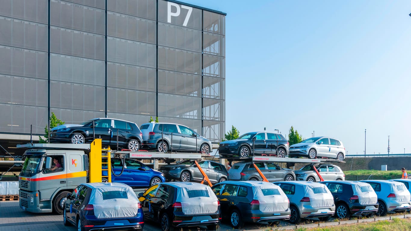 Volkswagen am BER-Parkplatz