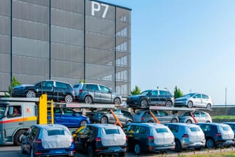 Volkswagen am BER-Parkplatz
