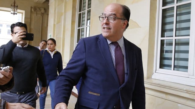 Die venezolanische Regierung hat den Oppositionsführer Julio Borges weltweit zur Fahndung ausgeschrieben. Die venezolanische Regierung hat den Oppositionsführer Julio Borges weltweit zur Fahndung ausgeschrieben.