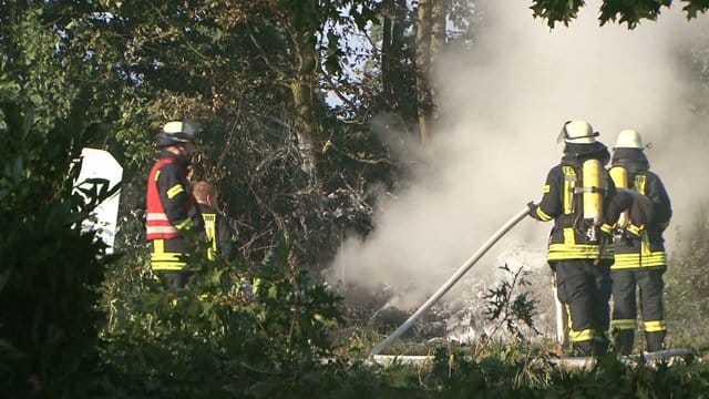 Feuerwehrleute arbeiten an der Absturzstelle in Melle.