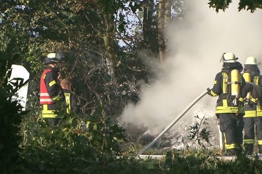 Feuerwehrleute arbeiten an der Absturzstelle in Melle.