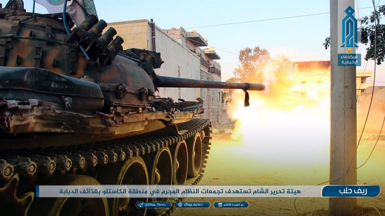 Ein Panzer der FSA schießt im Raum Idlib auf Truppen von Assad: Die islamistischen Milizen im Nordwesten Syriens werden teilweise von der Türkei unterstützt.