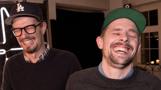 Die Moderatoren Joko Winterscheidt (l) und Klaas Heufer-Umlauf treten bei ihrer Sendung "Die beste Show der Welt" gegeneinander an.