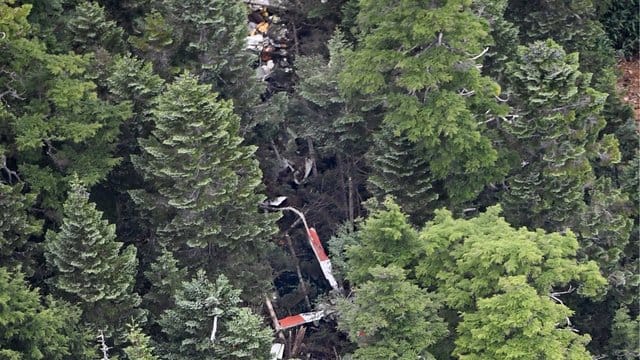 Das Wrack des abgestürzten Hubschraubers liegt in einem Wald in der zentraljapanischen Präfektur Gunma. Das Wrack des abgestürzten Hubschraubers liegt in einem Wald in der zentraljapanischen Präfektur Gunma.
