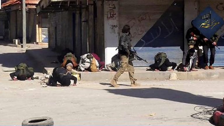Islamistische Kämpfer beim Gebet vor der Schlacht: Idlib ist die letzte von islamistischen Milizen gehaltene Rebellenhochburg.