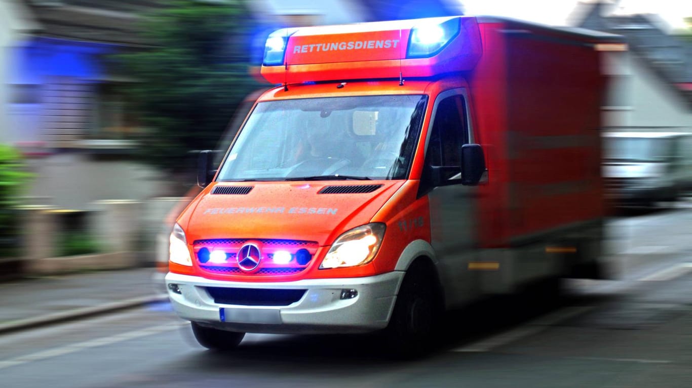 Rettungsdienst im Einsatz (Symbolbild): In der Nähe von Wartburg ist ein Mann in seinem Auto verbrannt, nachdem er mit voller Wucht gegen einen Baum gefahren ist und der Wagen Feuer fing.