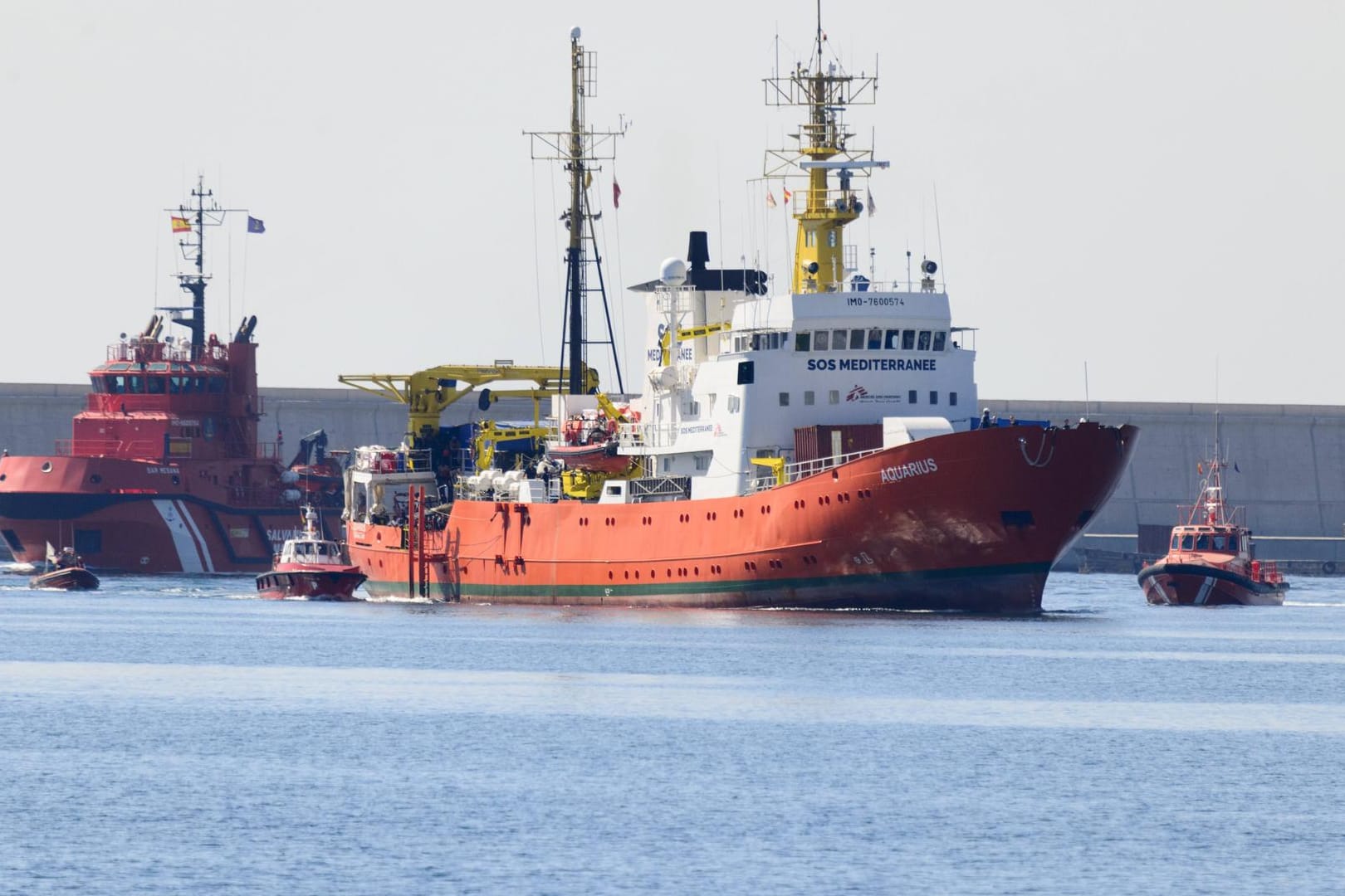 Das Rettungsschiff "Aquarius" beim Einlaufen in den Hafen von Valencia (Archivbild): Nachdem das Schiff schon einmal von der italienischen Regierung keine Genehmigung zum Einlaufen in einen Hafen bekommen hat, ist derzeit nicht klar, wo und ob das Schiff mit den jetzt eingesammelten Flüchtlingen anlegen darf.