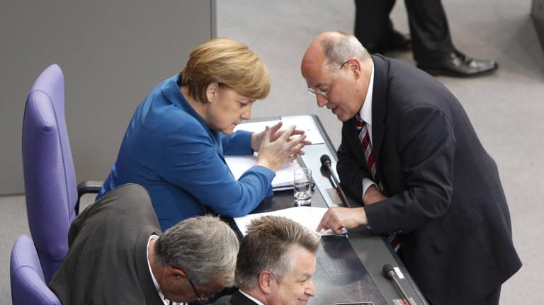 Gregor Gysi (Linkspartei) und Kanzlerin Angela Merkel (CDU) im Bundestag. Könnten die beiden Parteien eine Basis für eine Koalition finden? Ein CDU-Ministerpräsident brachte zumindest Überlegungen dafür ins Spiel.