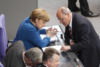 Gregor Gysi (Linkspartei) und Kanzlerin Angela Merkel (CDU) im Bundestag. Könnten die beiden Parteien eine Basis für eine Koalition finden? Ein CDU-Ministerpräsident brachte zumindest Überlegungen dafür ins Spiel.