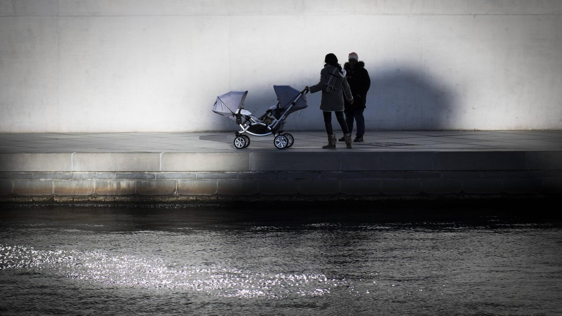 Die Silhouette von zwei Frauen mit einem Kinderwagen: Österreich will eine Reform des Kindergeldes – um Sozialmissbrauch zu verhindern. Deutsche Politiker sehen das genauso.