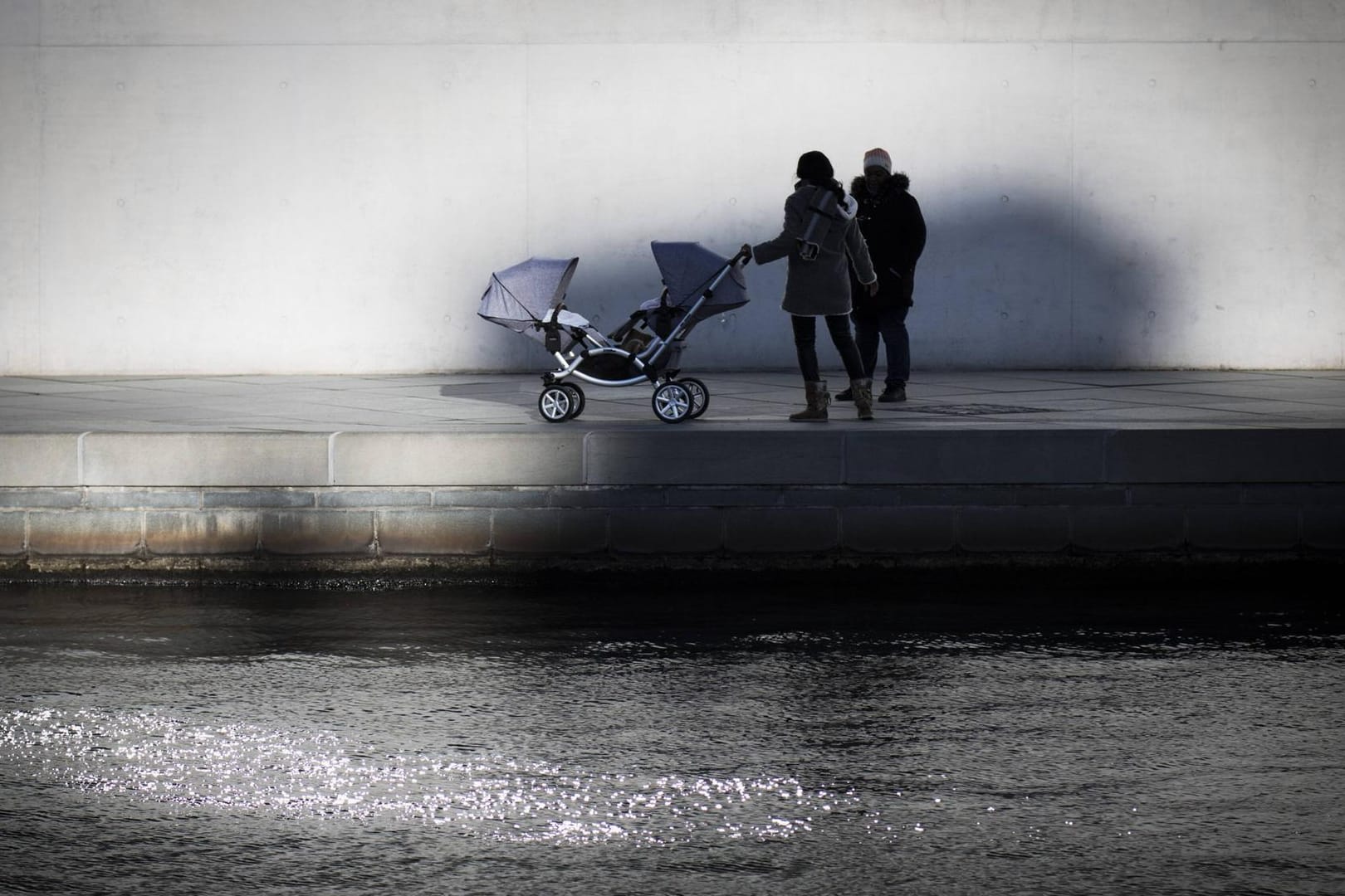 Die Silhouette von zwei Frauen mit einem Kinderwagen: Österreich will eine Reform des Kindergeldes – um Sozialmissbrauch zu verhindern. Deutsche Politiker sehen das genauso.