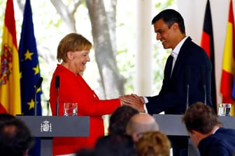 Kanzlerin Merkel trifft am Wochenende Spaniens Regierungschef Pedro Sánchez: Gemeinsam hat man sich auf auf einen Flüchtlingsdeal zwischen beiden Ländern geeinigt. Weitere Staaten sollen folgen.