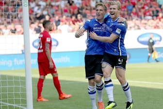 Mann des Tages: Bielefelds Joan Simun Edmundsson (l.) gelangen gegen Dresden ein Tor und eine Vorlage. Im Juli war der Nationalspieler der Färöer aus Odense zu den Ostwestfalen gewechselt.