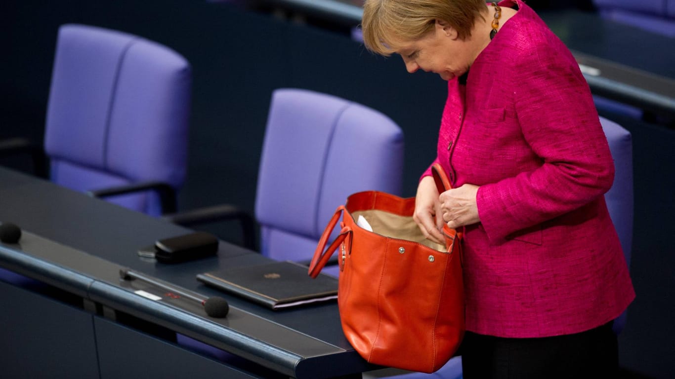 Kanzlerin Angela Merkel mit Handtasche im Bundestag: Beim Einkaufen bekommt die Kanzlerin keine Extra-Behandlung.