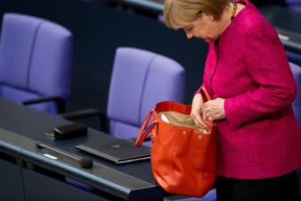 Kanzlerin Angela Merkel mit Handtasche im Bundestag: Beim Einkaufen bekommt die Kanzlerin keine Extra-Behandlung.