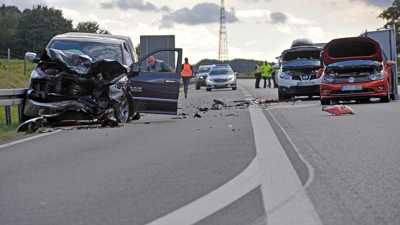 Bei dem Unfall nahe Rostock sind zwei Menschen ums Leben gekommen.